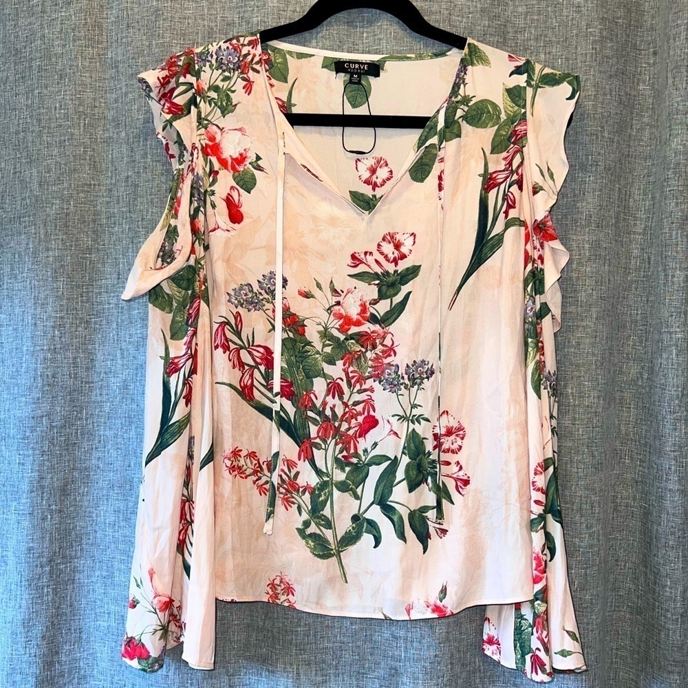 *Women's Curve Appeal Cold Shoulder Top Medium NWT